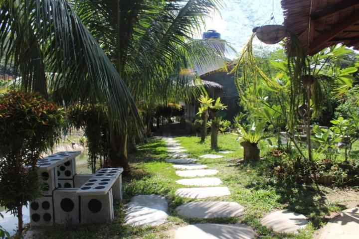 Eco Trekking Lodge, Bar & Jungle Tour'S Bukit Lawang Exterior foto